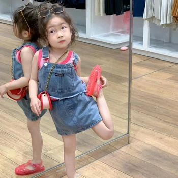 בחורה קיץ סטים 2023 אופנה ילדים תלבושת הגירסה הקוריאנית ג 'ינס רצועה+ג' ינס חצאית+רירית 3-Piece סט בגדי ילדים בנות